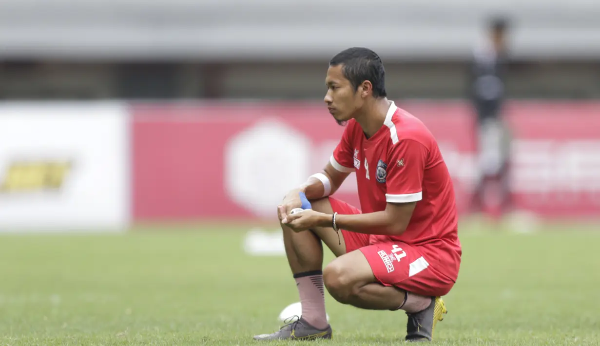 Pemain Arema FC, Dendi Santoso, melepas dahaga saat latihan di Stadion Patriot, Bekasi, Jumat (29/3). Latihan ini persiapan jelang perempat final Piala Presiden 2019 melawan Bhayangkara FC. (Bola.com/Vitalis Yogi Trisna)