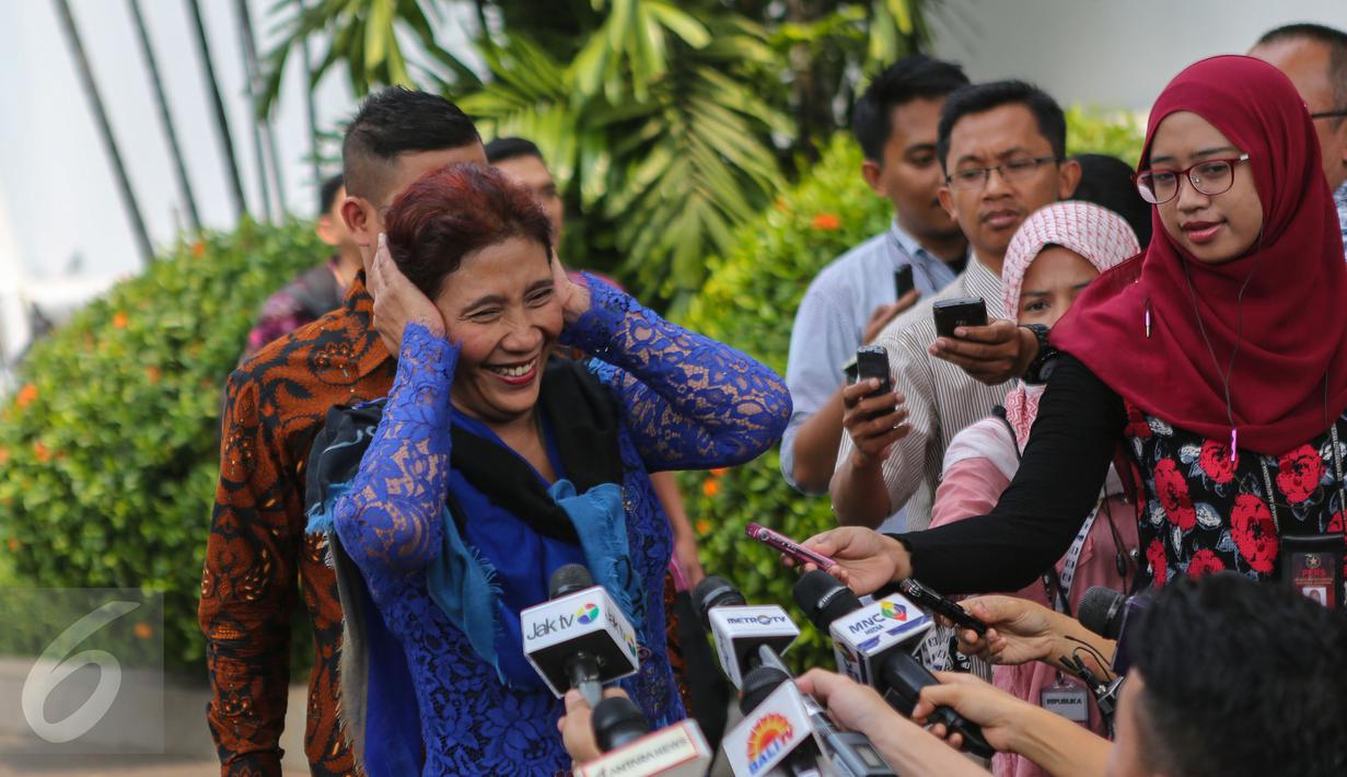 Ekspresi Menteri Kelautan dan Perikanan, Susi Pudjiastuti saat menjawab pertanyaan media usai menemui Presiden Jokowi terkait ilegal fishing, di Istana Merdeka, Jakarta, Senin (22/6/2015). (Liputan6.com/Faizal Fanani)