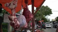 Daging Makmeugang di salah satu lapak pedagang daging di Banda Aceh. (Liputan6.com/Rino Abonita)