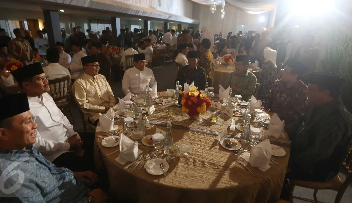 Presiden Jokowi (tengah), Wapres Jusuf Kalla (ketiga kanan), Ketua MPR Zulkifli Hasan (keempat kiri) mengikuti acara buka puasa bersama di rumah dinas Ketua DPR di Jalan Widya Chandra III Nomor 10, Jakarta, Selasa (23/6).  (Liputan6.com/Faizal Fanani)