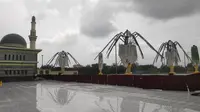 Penampakan payung elektrik Masjid An-Nur Pekanbaru yang tak selesai meski dianggarkan Rp42 miliar. (Liputan6.com/M Syukur)