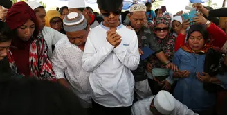 Di depan makam Olga Syahputra, semua anggota keluarga hadir untuk mendoakan (Foto: Muhammad Akrom Sukarya)