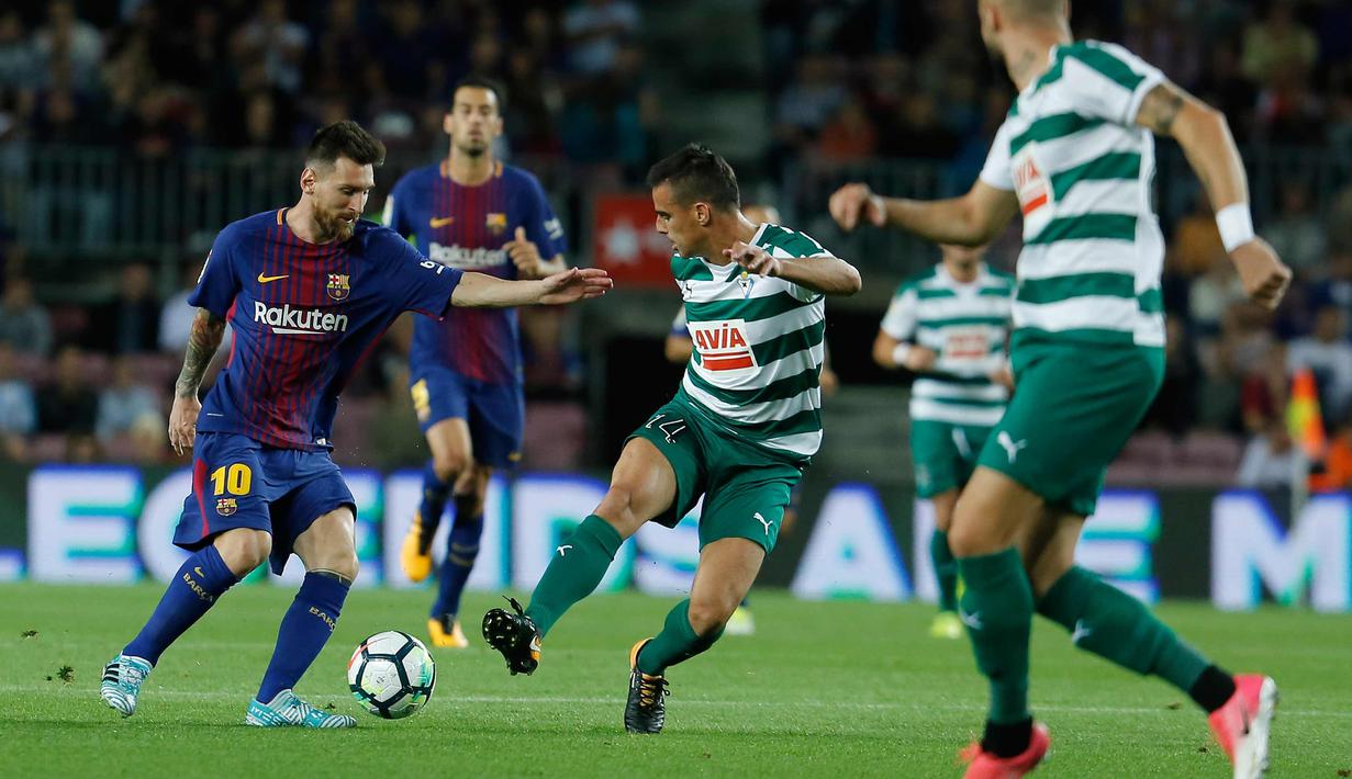 Aksi Lionel Messi saat melewati pemain Eibar saat bertanding pada pertandingan La Liga Spanyol di stadion Camp Nou di Barcelona, Spanyol, (19/9). Barcelona menang telak 6-1 atas SD Eibar. (AFP Photo/Pau Barrena)