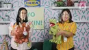 Psikolog Anak dan Mental Health Advocate Anastasia Satriyo dan Country Marketing Manager IKEA Indonesia Dyah Fitrisally menunjukkan boneka koleksi SAGOSKATT pada kampanye Ayo Main di Jakarta, Rabu (11/11/2020). Kampanye berfokus pada hak bermain dan pengembangan diri anak.(Liputan6.com/Fery Pradolo)