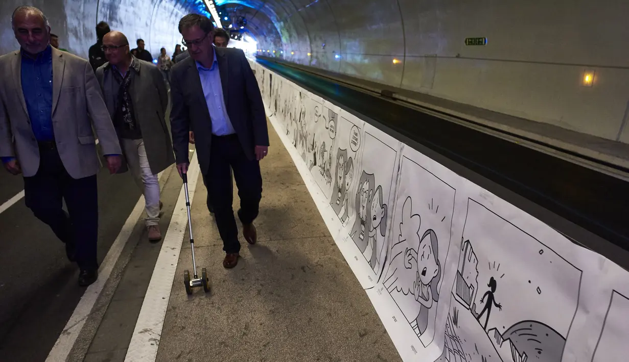 Direktur festival komik kota Lyon, mengatakan kartun hitam-putih melapisi dinding terowongan di kota sepanjang1.625 meter, Paris, Senin (23/5/2016). (AFP Photo/Jean Philippe)