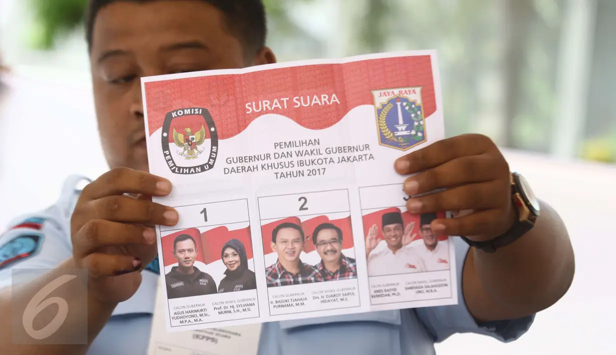 Petugas TPPS memperlihatkan surat suara yang telah dicoblos di TPS 28 Lembaga Pemasyarakatan Klas 1 Narkoba, Salemba, Jakarta, Rabu(15/2). Paslon nomor urut 2 mengungguli dengan total suara 77 suara. (Liputan6.com/Helmi Afandi)