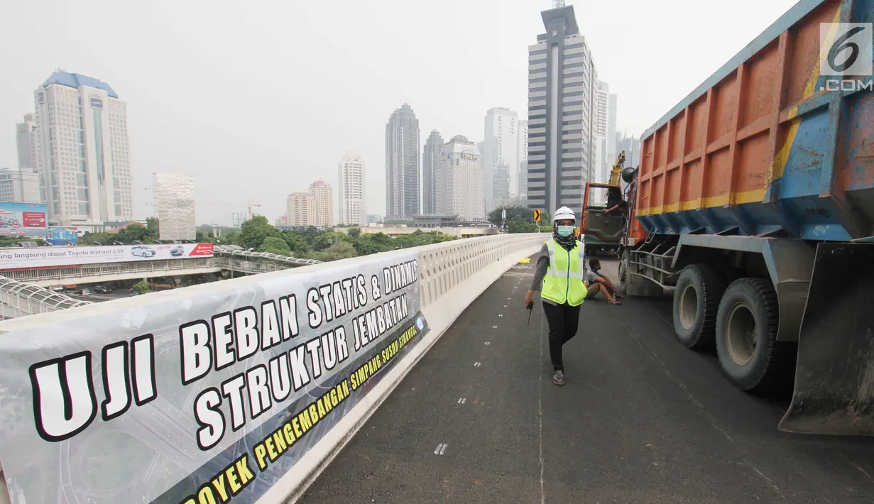 Suasana uji beban statis dan dinamis Simpang Susun Semanggi, Jakarta, Kamis (13/7). Uji beban dilakukan guna menguji kelayakan Simpang Susun Semanggi sebelum diresmikan 17 Agustus mendatang. (Liputan6.com/Angga Yuniar)