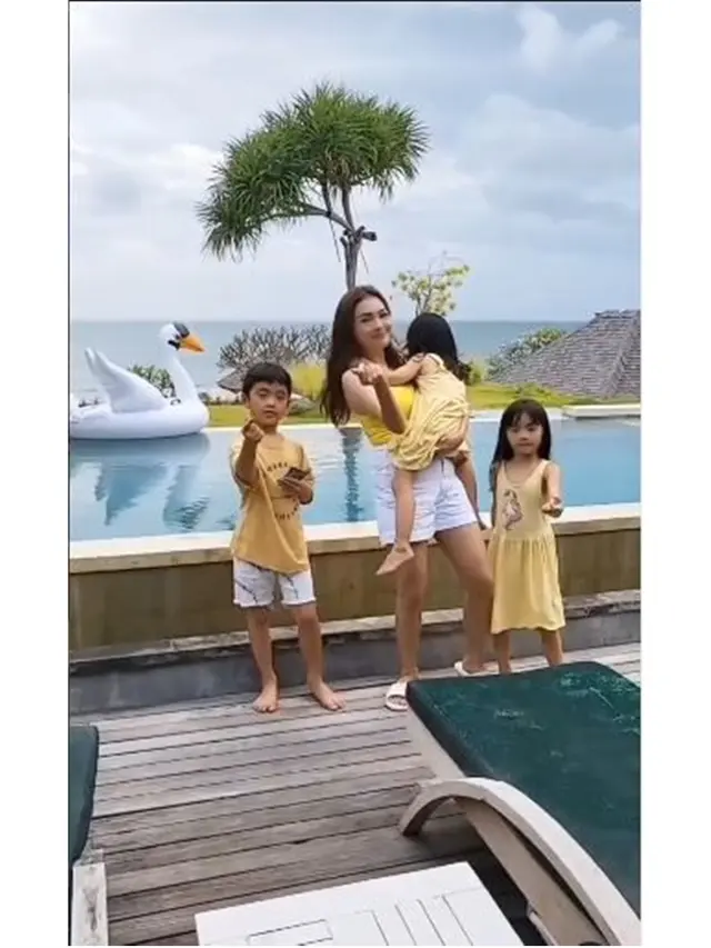 Jadi Ibu Tiga Anak, Ini 6 Potret Maya Septha Bersama Buah Hati