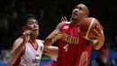 Pebasket Indonesia, Arki Dikania Wisnu (kanan) mengecoh pemain Singapura, Russei Low saat berlaga di semifinal SEA Games ke-28 di OCBC Arena Singapore, Minggu (14/6/2015). Indonesia unggul 87-74 atas Singapura. (Liputan6.com/Helmi Fithriansyah)