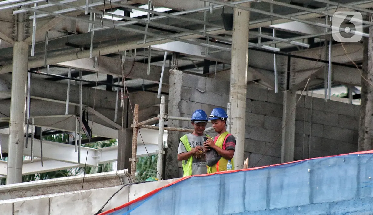 Pekerja menyelesaikan proyek halte Trans Jakarta, di Sudirman, Jakarta, Jumat (18/11/2022). BPJS Ketenagakerjaan (BPJAMSOSTEK) Kantor Wilayah DKI Jakarta mencatat sepanjang Januari hingga Maret 2022 terjadi 61.805 kasus kecelakaan kerja dan mayoritas dialami pekerja usia 20-25 tahun. (Liputan6.com/Angga Yuniar)