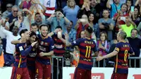Para pemain Barcelona saat merayakan gol yang dicetak Luis Suarez ke gawang Granada pada pertandingan terakhir La Liga, di Estadio Nuevo Los Carmenes, Sabtu (14/5/2016). (AFP/Cristina Quicler). 
