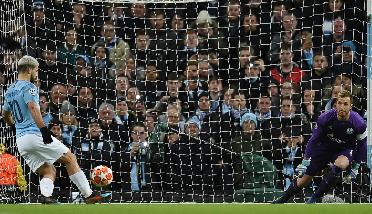 Striker Manchester City Sergio Aguero (kiri) mengecoh kiper Ralf Faehrmann saat mencetak gol ke gawang Schalke dalam leg kedua babak 16 besar Liga Champions di Etihad Stadium, Manchester, Selasa (12/3). City membantai Schalke 7-0. (Oli SCARFF/AFP)