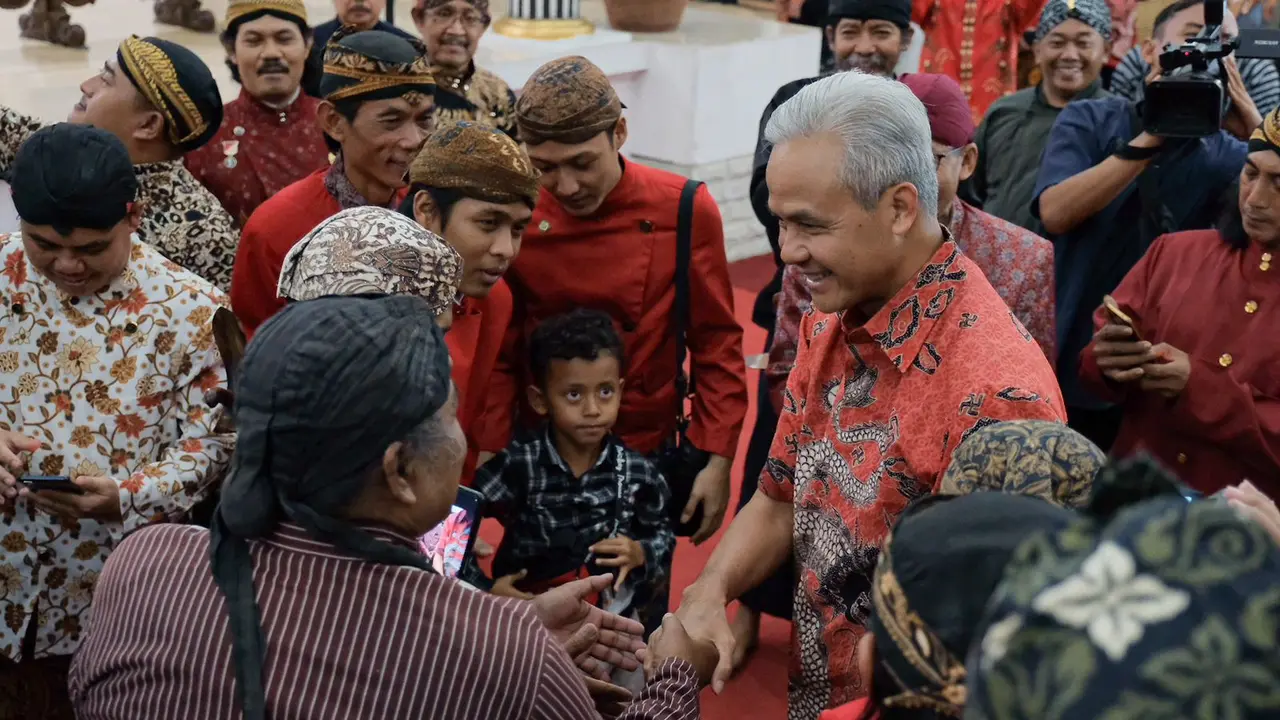 Puluhan dalang dan seniman se-Indonesia menemui bakal calon presiden (bacapres) 2024 dari PDIP, Ganjar Pranowo di rumah dinas Puri Gedeh, Kota Semarang, Jawa Tengah (Jateng), Selasa (6/6/2023).