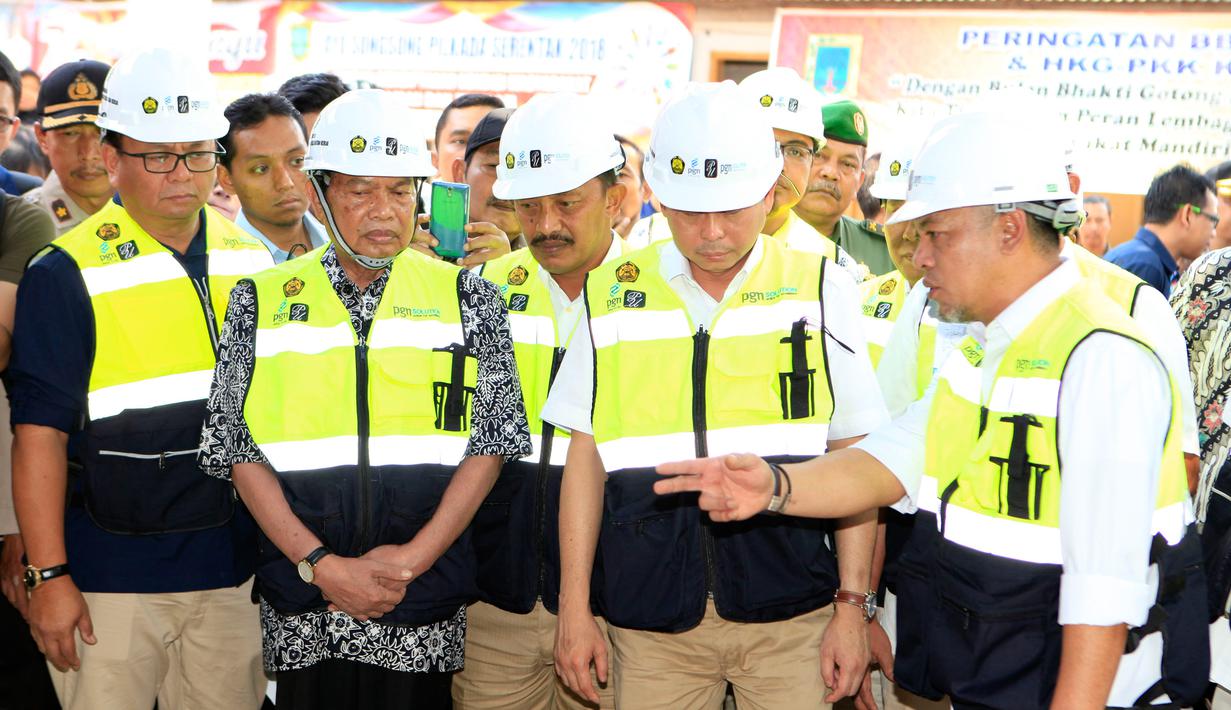 Menteri ESDM Ignasius Jonan dan Dirut PT PGN Jobi Triananda Hasjim saat mengunjungi jaringan gas bumi rumah tangga di Kecamatan Prajurit Kulon, Mojokerto (13/8). Target sambungan jaringas gas diperkirakan selesai pada akhir 2017.(Liputan6.com/Pool)