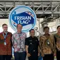 CEO FrieslandCampina Jan Derck van Karnebeek, Presiden Direktur Frisian Flag Indonesia, Berend van Wel, Direktur Jenderal Industri Agro Kemenperin Putu Juli Ardika meresmikan pabrik barunya di Cikarang Jawa Barat. (Tira/Liputan6.com)