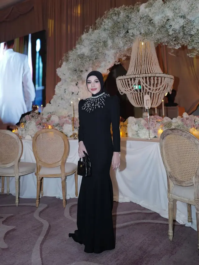 6 Inspirasi Gamis Hitam untuk Pesta ala Aurel Hermansyah, Elegan Memukau