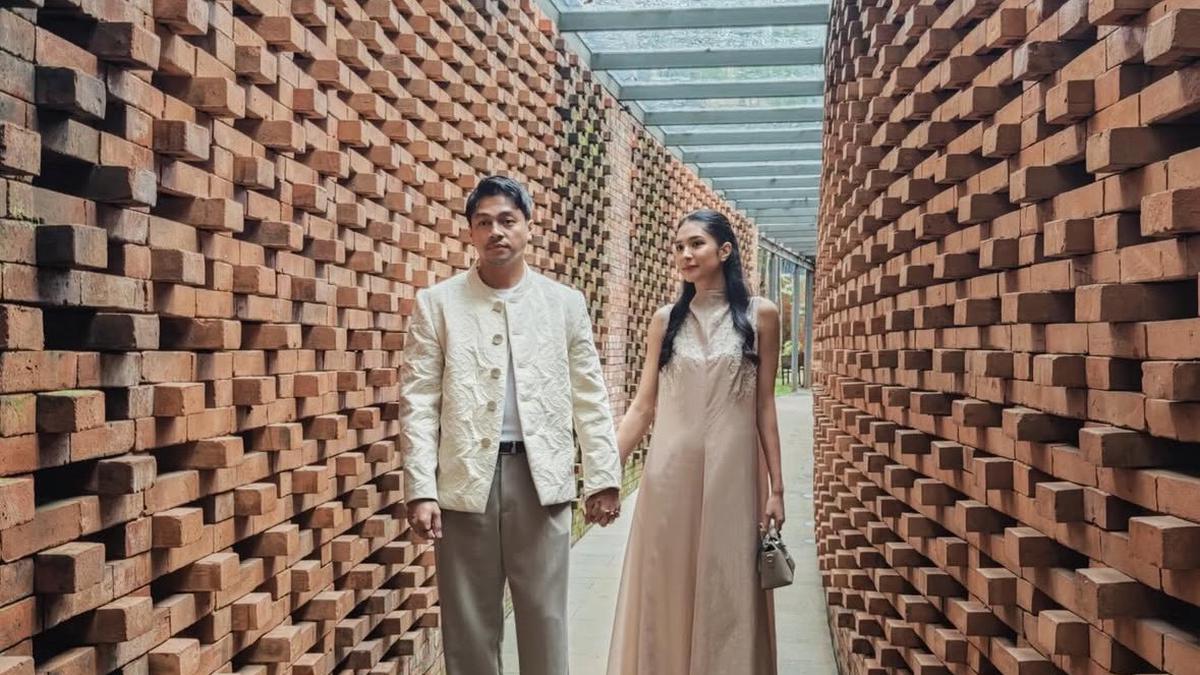 Penampilan Serasi Mikha Tambayong dan Deva Mahenra Berbusana Earth Tone saat Hadir Lamaran Syifa Hadju dan El Rumi