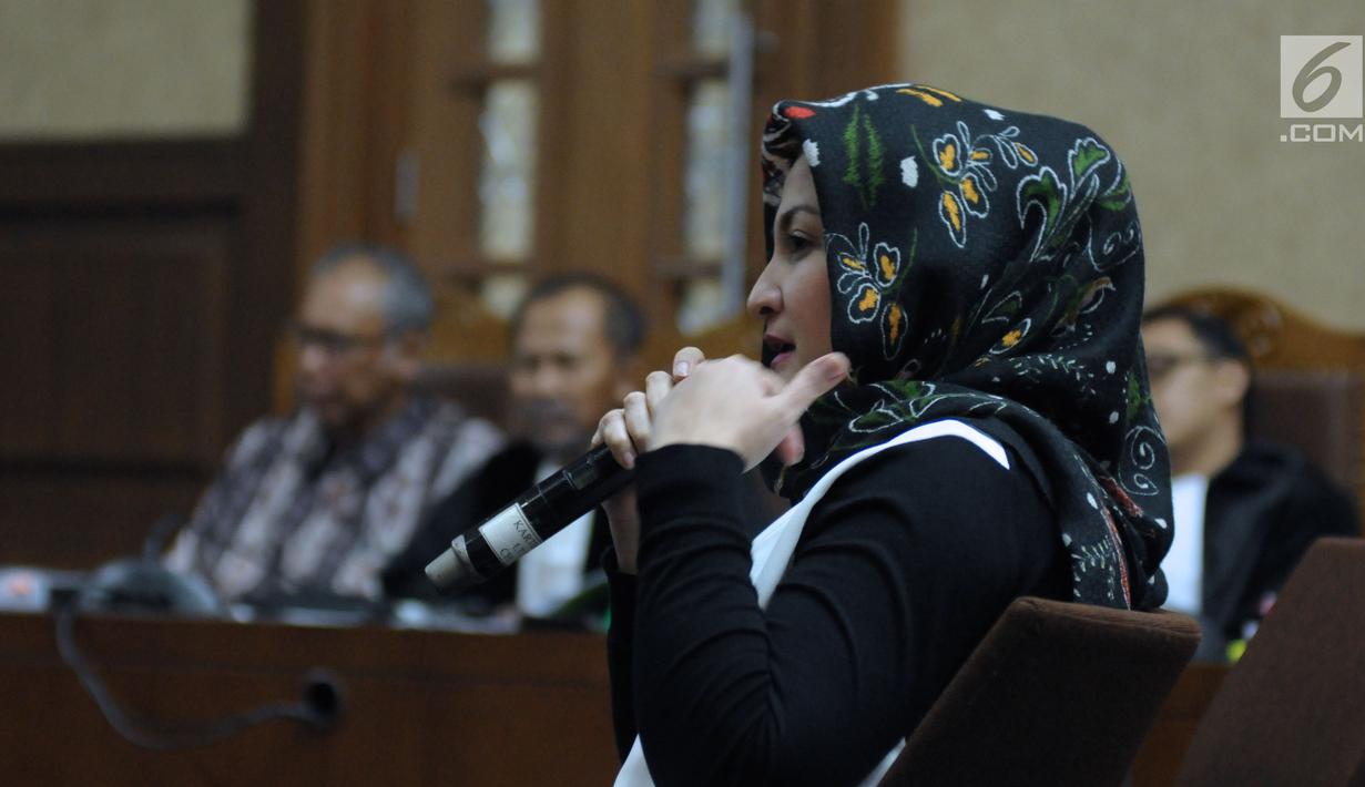 Deisti Astriani Tagor saat menjadi saksi pada sidang dugaan merintangi penyidikan korupsi E-KTP dengan terdakwa Bimanesh Sutarjo di Pengadilan Tipikor, Jakarta, Senin (16/4). Sidang mendengar keterangan saksi. (Liputan6.com/Helmi Fithriansyah)