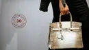 Model menunjukkan tas Hermes Birkin Himalayan Crocodile berhias ratusan berlian di Balai lelang Christie’s, Hong Kong, 4 Mei 2017. Tas Hermes Birkin Himalayan Crocodile dengan harga fantastis ini dibuat pada 2014 dari kulit buaya. (ISAAC LAWRENCE/AFP)