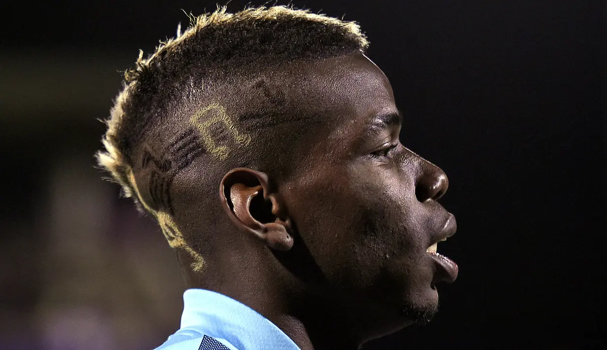 Salah satu gaya rambut Paul Pogba dengan bentuk tangga nada saat mengikuti latihan bersama timnas Prancis di Clairefontaine-en-Yvelines, (9/11/2015). Latihan tersebut untuk persiapan melawan Jerman. (AFP/Franck Fife)