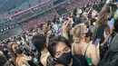 Rupanya, Angga rela meluangkan waktu terbang ke Singapura untuk nonton konser Billie Eilish bareng sang kekasih. Padahal kala itu, aktor 22 tahun itu tengah disibukkan dengan aktivitas promosi film terbaru yakni 'Mencuri Raden Saleh'. Dalam konser tersebut, keduanya kompak memakai outfit warna hitam. (Liputan6.com/IG/@shenacinnamon)