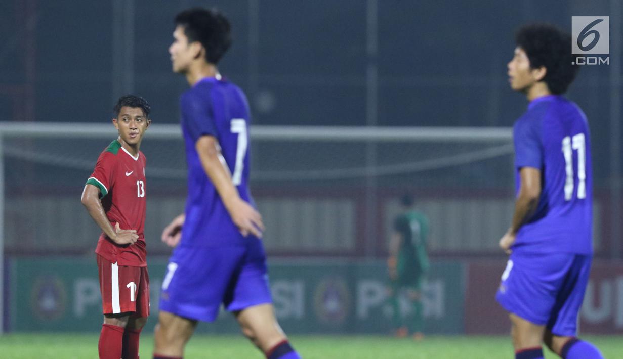 Pemain sayap Timnas Indonesia U-23, Febri Hariyadi (kiri) terpaku saat ketinggalan 1-2 pada laga persahabatan melawan Thailand U-23 di Stadion PTIK, Jakarta, Kamis (31/5). Indonesia U-23 kalah 1-2. (Liputan6.com/Helmi Fithriansyah)