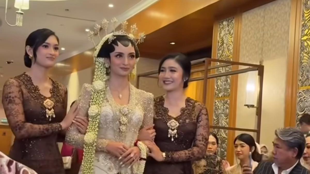 Jadi Istri Polisi, Pesona Febby Rasta Dipulas Riasan Flawless Kecoklatan Senada dengan Kebayanya saat Jadi Bridesmaid Valerie Tifanka