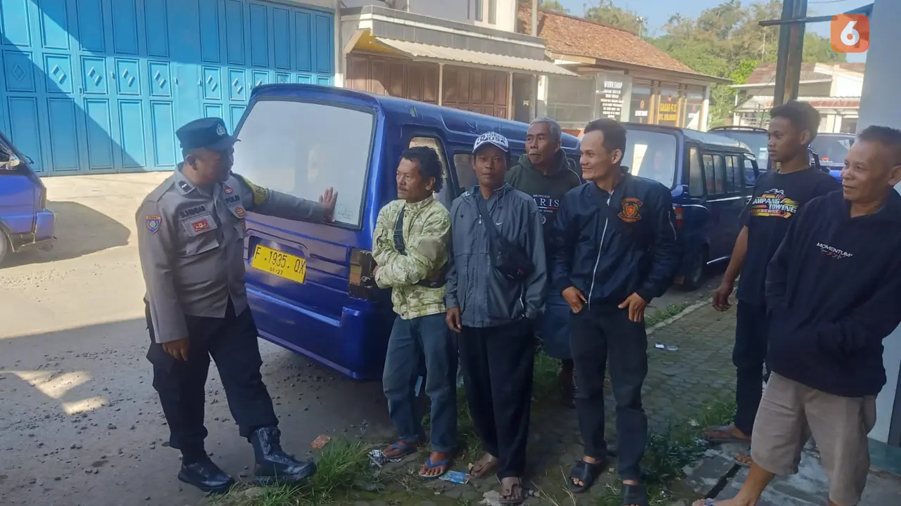 Anggota Polres Sukabumi saat memberikan pembinaan kepada diduga preman. (Liputan6.com/Istimewa).