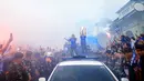 Tim dan ofisial Persib Bandung menyapa warga saat konvoi juara BRI Super League 2025/2026 di Bandung, Jawa Barat, Minggu (24/5/2026). (Bola.com/Bagaskara Lazuardi)