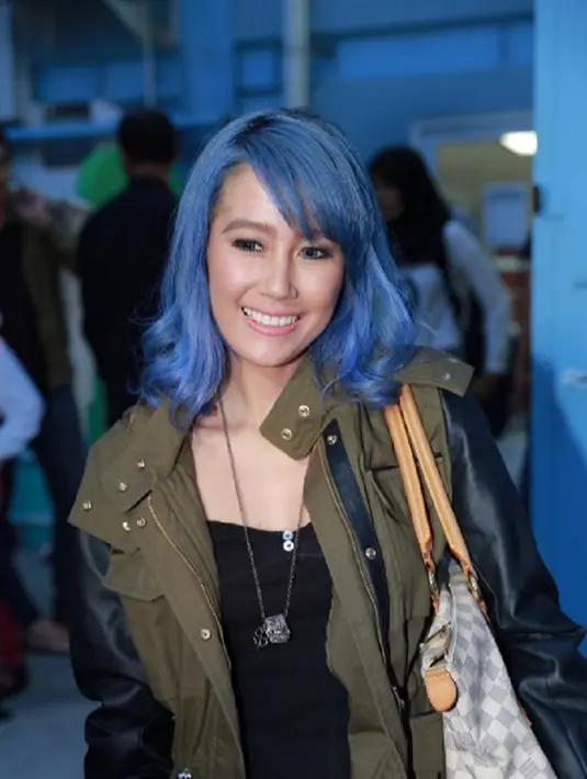 Ardina Rasti memang kerap menggonta ganti warna rambut, penyanyi cantik ini tidak ragu untuk melakukan eksperimen dengan warna rambut. Kali ini Ardina Rasti memilih warna biru untuk mahkotanya tersebut. (Galih W. Satria/Bintang.com)