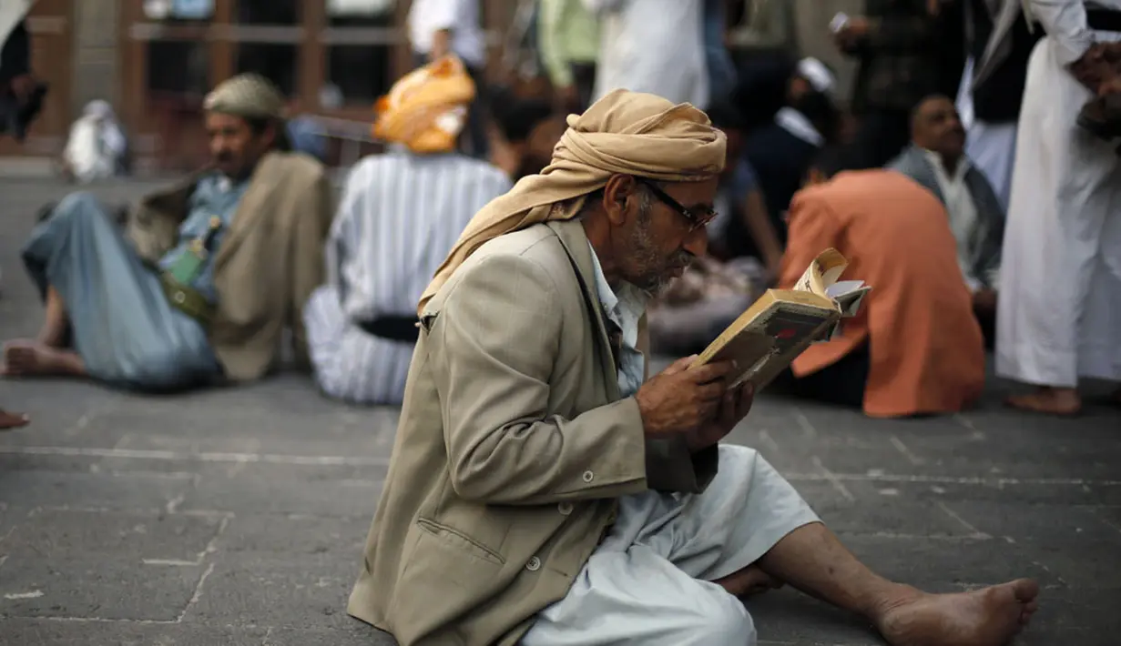 Membaca Al Quran, menjadi salah satu aktivitas yang dilakukan umat muslim selama Ramadan di Masjid Agung Sanaa, Yaman, (29/6/2014). (REUTERS/Khaled Abdullah)