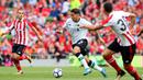 Gelandang Liverpool, Roberto Firmino, berusaha melewati pertahanan Athletic Bilbao pada laga persahabatan di Stadion Aviva, Dublin, Sabtu (5/8/2017). Liverpool menang 3-1 atas Athletic Bilbao. (AFP/Paul Faith)