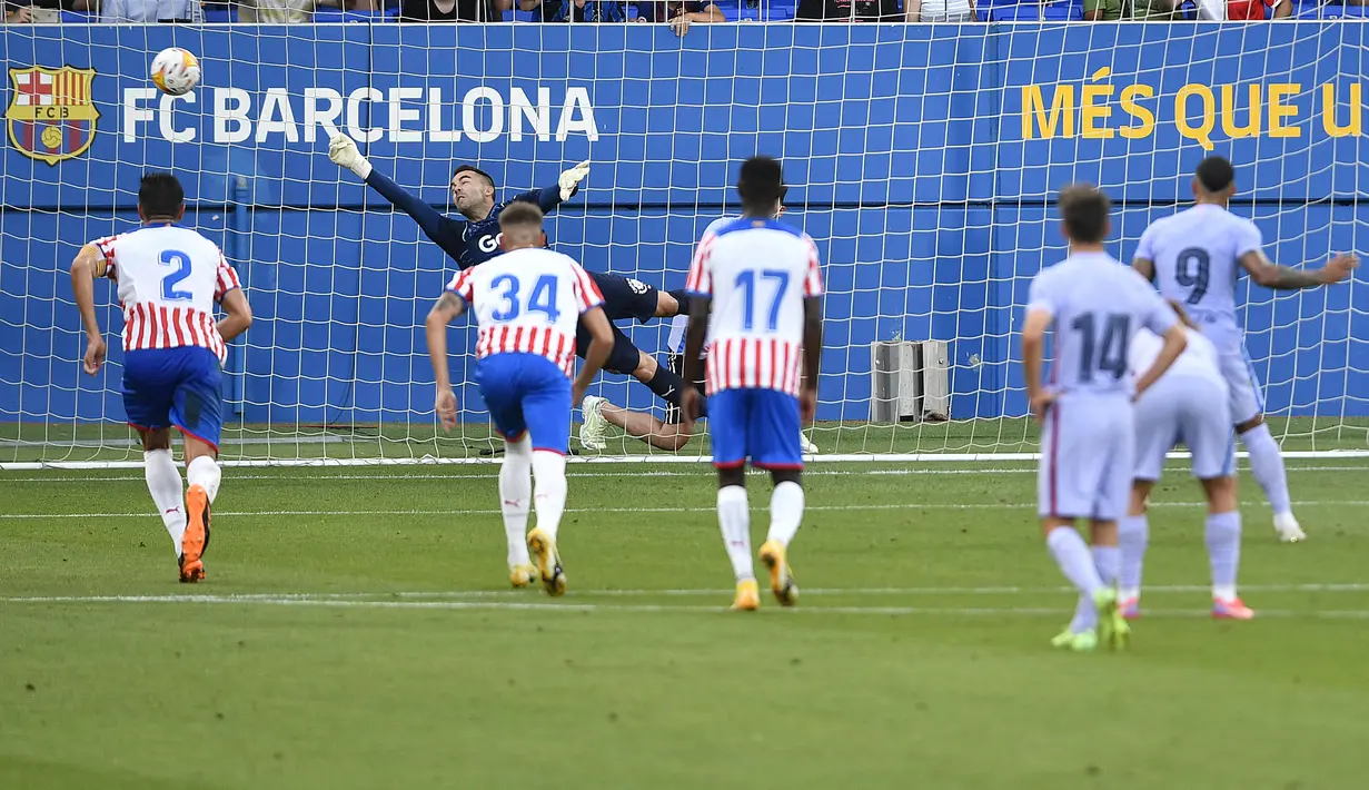 Tiga gol Barcelona dicetak oleh Gerard Pique (menit ke-21), Rey Manaj (24) dan sang pemain anyar, Memphis Depay (85). Sementara satu gol hiburan dari Girona dicetak oleh Samuel Saiz pada menit ke-42. (Foto: AFP/Pau Barrena)