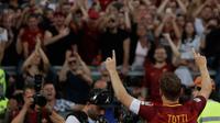 Francesco Totti memberikan salam perpisahan kepada suporter AS Roma usai pertandingan terakhirnya melawan Genoa di Stadion Olimpico, (28/5). Totti yang telah berusia 40 menyatakan gantung sepatu setelah musim ini berakhir (AP Photo/Alessandra Tarantino)