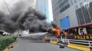 Sejumlah anggota TNI memadamkan api yang membakar dua unit bus polisi di dekat Flyover Slipi, Palmerah, Jakarta Barat, Rabu (22/5/2019). Anggota terus berusaha melakukan pendinginan mengunakan APAR agar api tak kembali menyala. (merdeka.com/Arie Basuki)