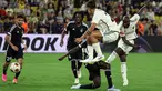 Pemain AS Roma Romelu Lukaku (kanan) mencetak gol ke gawang Sheriff Tiraspol pada pertandingan sepak bola Grup G Liga Europa di Stadion Bolshaya Arena, Tiraspol, Moldova, Kamis (21/9/2023). AS Roma menang 2-1. (AP Photo/Aurel Obreja)