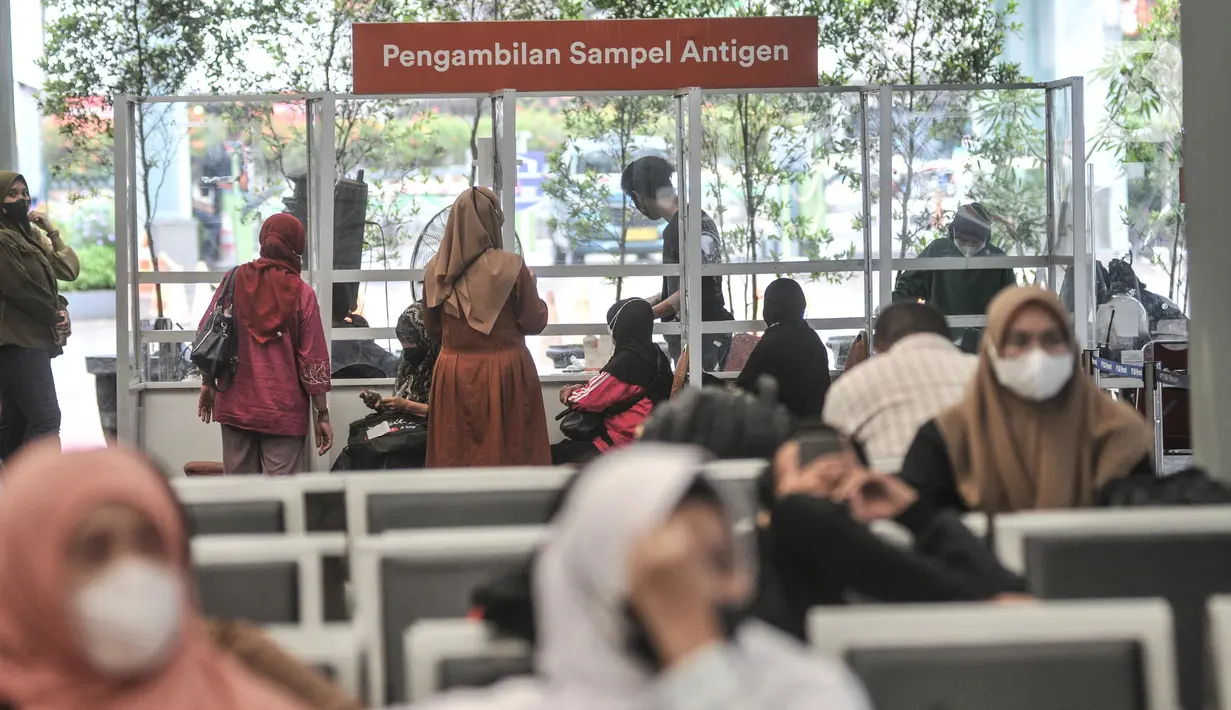 Calon penumpang kereta api jarak jauh melakukan tes antigen sebelum keberangkatan di Stasiun Pasar Senen, Jakarta Pusat, Minggu (17/7/2022). Selain itu PT KAI juga menyediakan layanan vaksinasi dosis ketiga atau booster secara gratis di stasiun keberangkatan. (merdeka.com/Iqbal S Nugroho)