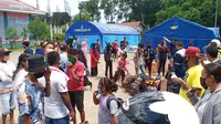 Ratusan eks-penumpang KM Lambelu yang dikarantina terpusat selama 14 hari di aulah Sikka Convention Centre (SCC) dan Rujab Bupati Sikka, akhirnya dipulangkan ke rumah masing-masing. (Foto: Liputan6.com/Dionisius Wilibardus)