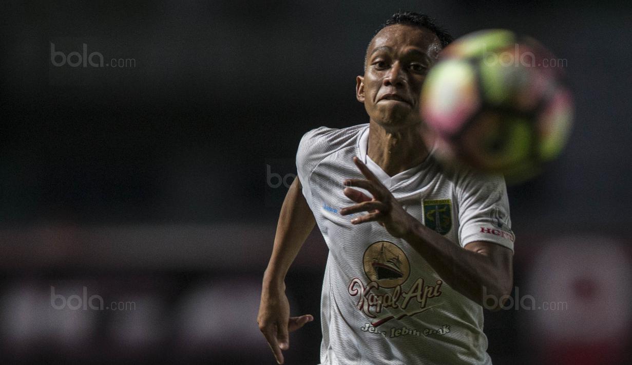 Selama musim 2017, Irfan Jaya tampil memukau bersama Persebaya dengan mencetak sembilan gol dan enam assist dari 20 kali penampilan. (Bola.com/Vitalis Yogi Trisna)