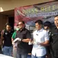 Polisi menangkap artis Reza Bukan terkait narkoba (Liputan6.com/Moch Harun Syah)