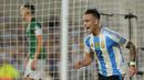 Jelang akhir babak pertama, Lautaro Martinez sukses menggandakan keunggulan Argentina pada menit ke-43. (JUAN MABROMATA/AFP)