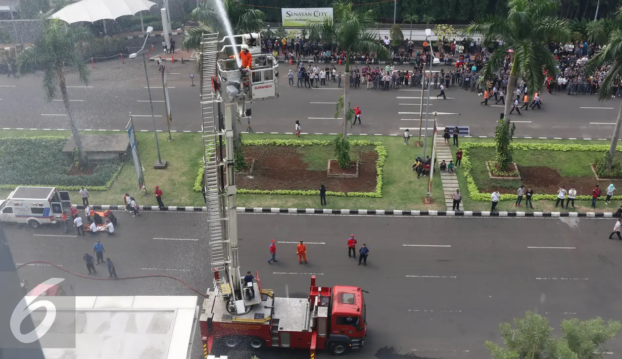 Petugas pemadam kebakaran menggunakan Bronto Skylift 96 m untuk memadamkan api saat simulasi penanggulangan kebakaran di Senayan City, Jakarta, Kamis (26/11). (Liputan6.com/Herman Zakharia)