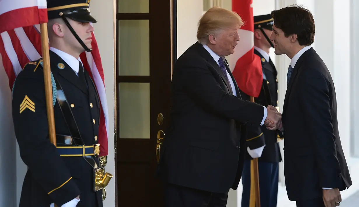 Presiden AS, Donald Trump menyambut kedatangan Perdana Menteri (PM) Kanada Justin Trudeau, di Gedung Putih, Washington, Senin (13/2). Kunjungan Trudeau ini menjadikannya sebagai petinggi negara ketiga yang mengunjungi Trump. (MANDEL NGAN/AFP)