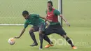 Pemain Timnas Indonesia U-22, Arsyad Yusgiantoro, berusaha melewati Ryuji Utomo saat latihan di Lapangan SPH Karawaci, Banten, Rabu (10/5/2017). (Bola.com/Vitalis Yogi Trisna)