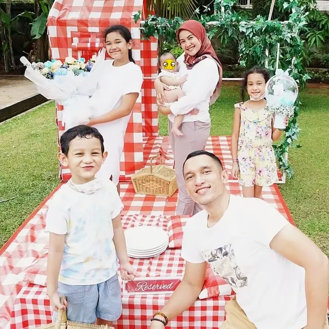 Mualaf Demi Bisa Menikah, Ini 6 Potret Romantis Giovanni Tobing dan Sang Istri