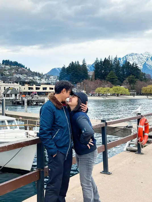 Queenstown sendiri menjadi destinasi yang sering dipilih oleh pasangan-pasangan yang ingin menikmati keindahan alam serta suasana tenang jauh dari hiruk-pikuk kota besar. Felicya dan Hito membuktikan bahwa selain kesibukan di dunia hiburan, mereka selalu menyempatkan waktu untuk menikmati momen berkualitas bersama, menjadikan hubungan mereka semakin kuat dan harmonis. (Liputan6.com/IG/@felicyangelista_)