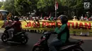 Sejumlah relawan dan emak-emak militan 02 menggelar aksi di depan gedung KPU, Jakarta, Sabtu (4/5/2019). Dalam aksinya Massa membentangkan spanduk panjang bertuliskan 'Prabowo Presiden' dan menjaga persatuan dan kesatuan bangsa. (Liputan6.com/Johan Tallo)