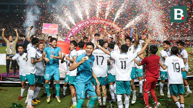 Foto: Bima Sakti dan Timnas Indonesia U-16 Kasih Kado Trofi Juara Piala AFF U-16 2022 untuk Kemerdekaan RI