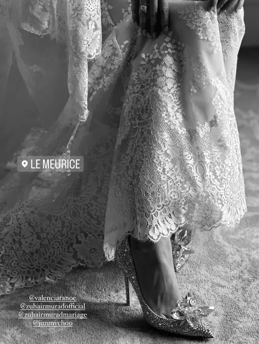 Gaun indah tersebut pun dipadukan dengan stiletto heels dari brand ternama Jimmy Choo dengan detail payetan. Credit @lxemoments
