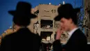 Otoritas Israel Defense Forces (IDF) melalui Komando Pertahanan Dalam Negeri langsung memperketat pedoman keamanan di wilayah selatan Israel. Tampak dalam foto, warga melihat bangunan tempat tinggal yang rusak akibat serangan rudal Iran di Arad, Israel Selatan, Minggu, 22 Maret 2026. (AP Photo/Ohad Zwigenberg)